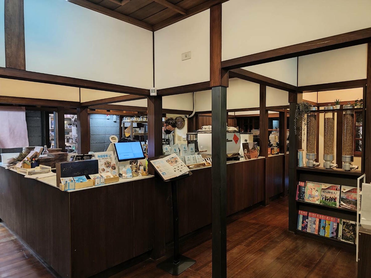 成真咖啡所在的「桃園77藝文町」原是桃園警察局日式宿舍群，是日治時期的官署宿舍建築，後來被登錄為歷史建築並歷經活化整理。整個園區融合庭園、古建築與藝文展演空間。
