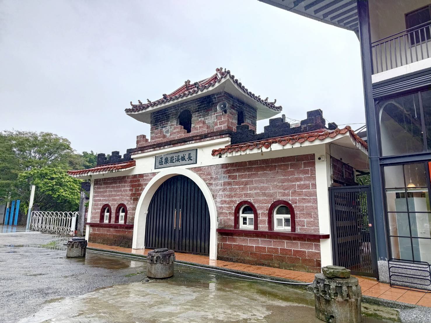 【新北】大片超美落地窗!三峽新開幕森林系咖啡廳|森林COFFEE長城溪森林|親子友善內有玩水設施 - 第1張圖 coffee_bythecreek