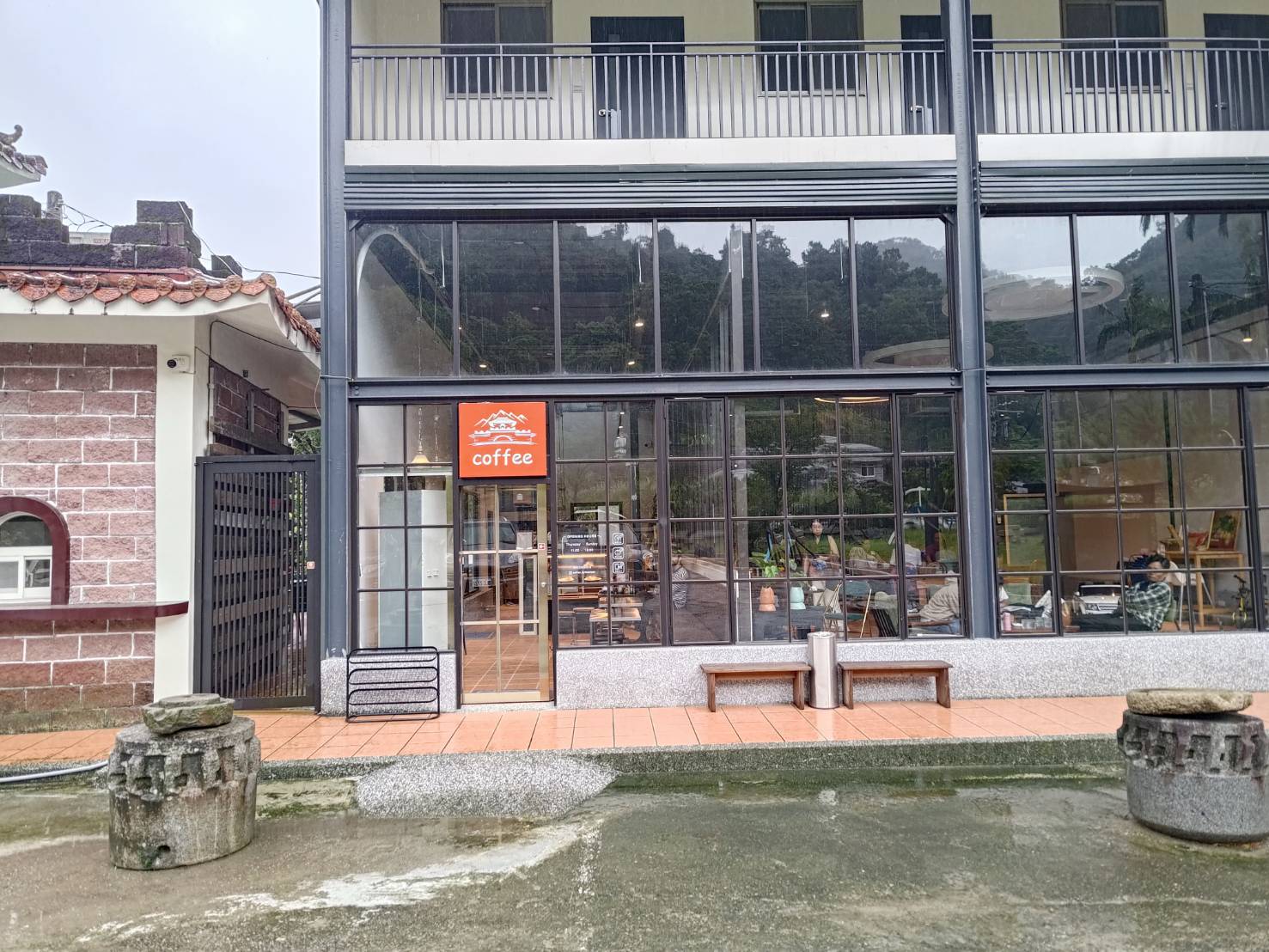 【新北】大片超美落地窗!三峽新開幕森林系咖啡廳|森林COFFEE長城溪森林|親子友善內有玩水設施 - 第2張圖 coffee_bythecreek