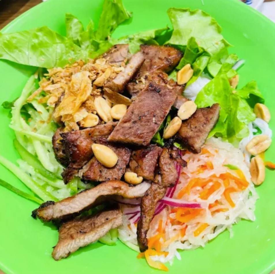 花蓮市區必吃文青越式料理｜Phở Wild 越式生牛肉河粉 迴萊｜職人慢熬牛骨湯頭，隱身建國路的質感好店