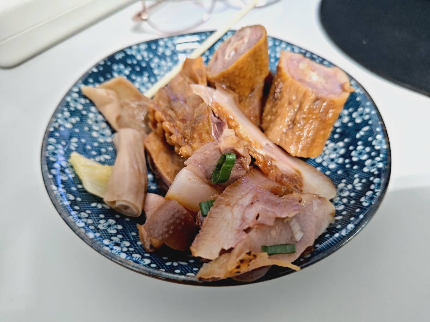 【新北】鶯歌一日遊!鶯歌美食廣場新開幕滋味嘉羊肉料理|鶯歌光點看展覽|ESUWA 肉桂卷、鶯歌林滷味買宵夜回家吃 - 第17張圖 Yingge