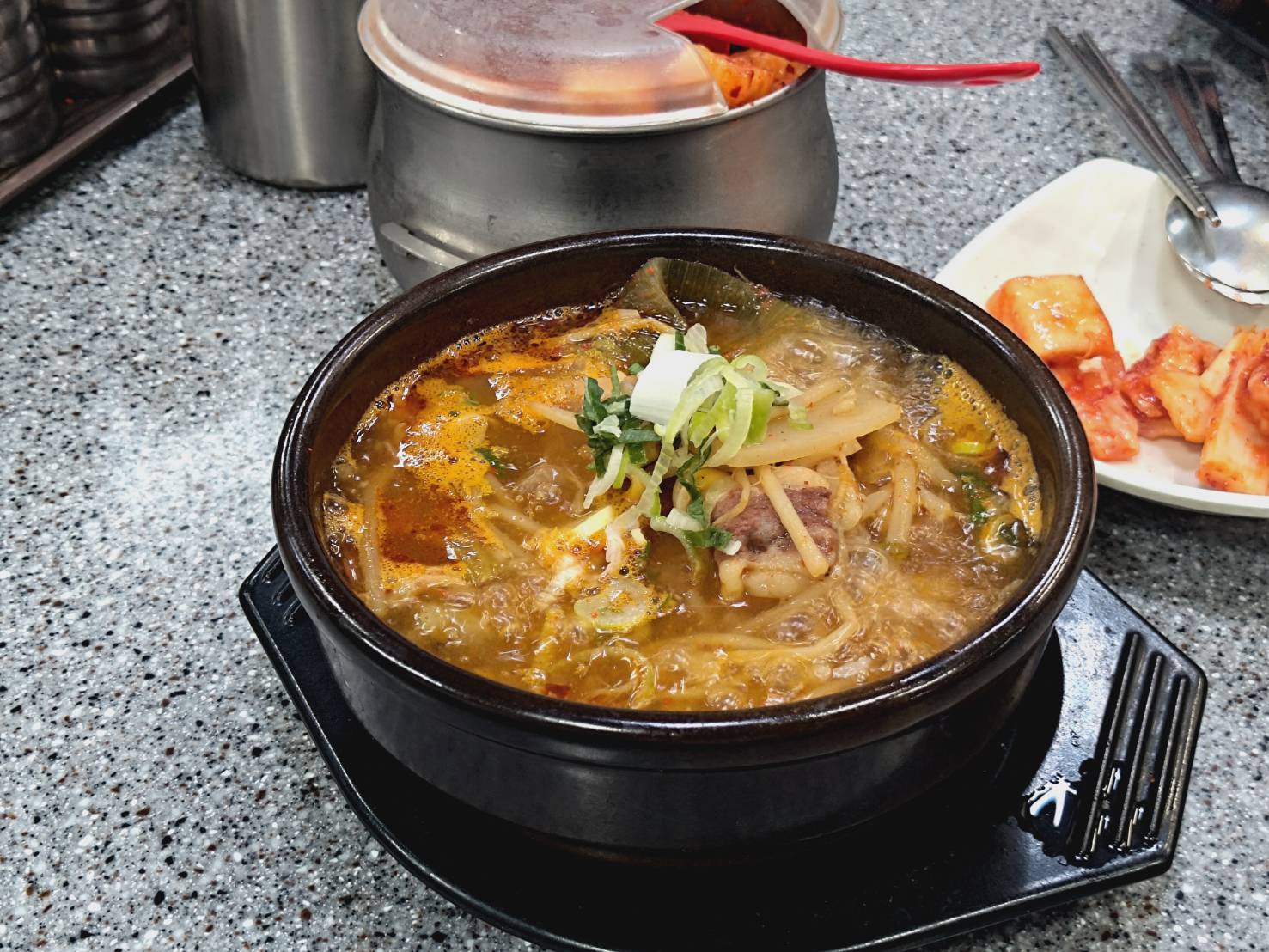 【韓國】釜山自由行|蓮山站住宿開箱延山豪德飯店Yeonsan Hound Hotel|附近有CU便利商店|24小時牛肉湯飯、熱炒店 - 第18張圖 restaurant