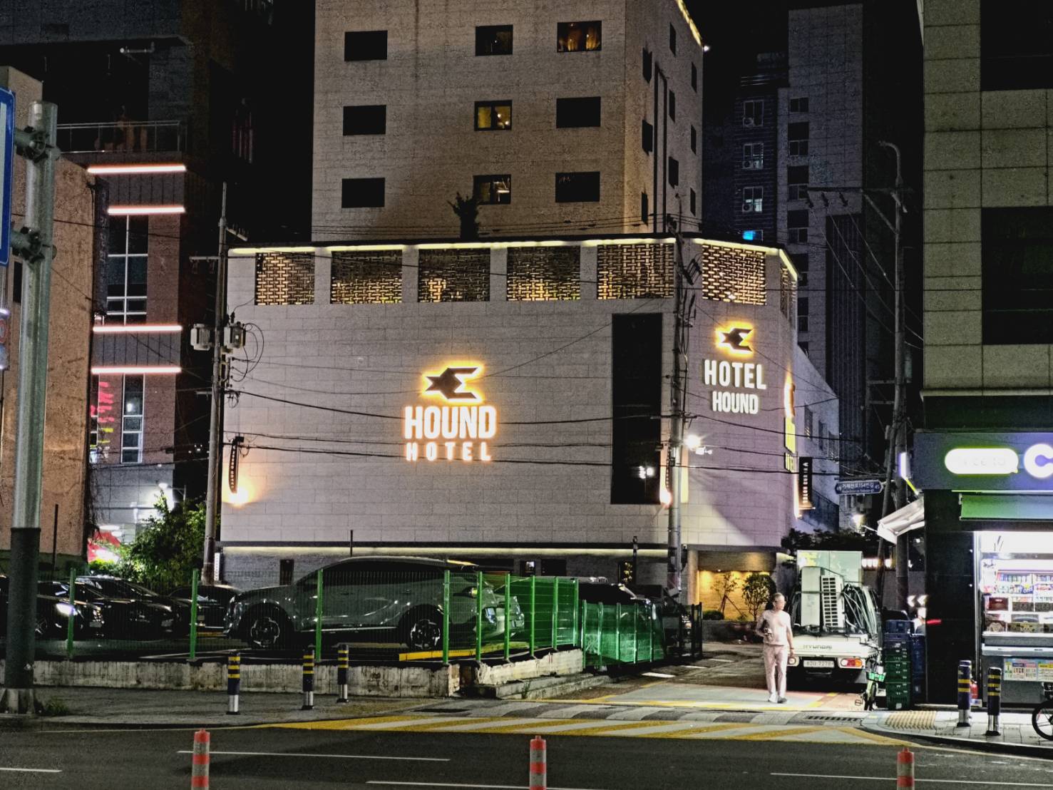 【韓國】釜山自由行|蓮山站住宿開箱延山豪德飯店Yeonsan Hound Hotel|附近有CU便利商店|24小時牛肉湯飯、熱炒店 - 第1張圖 Yeonsan Hound Hotel